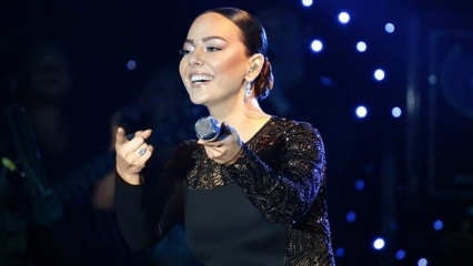 Ebru Gündeş először lépett fel a színpadra új dalával!
