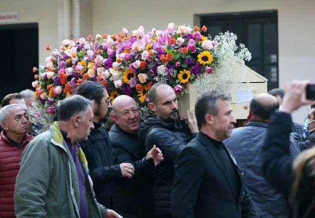 Şükrü Gençoğlu koporsóját virágok díszítették