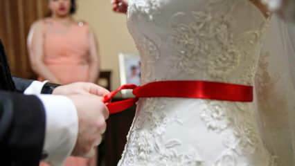 Mit jelent a piros szalag? Miért van a vörös öv a menyasszonyhoz kötve?