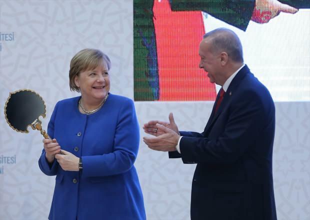 abban a pillanatban, amikor Angela Merkel ajándékot kapott Erdogan elnöktől 