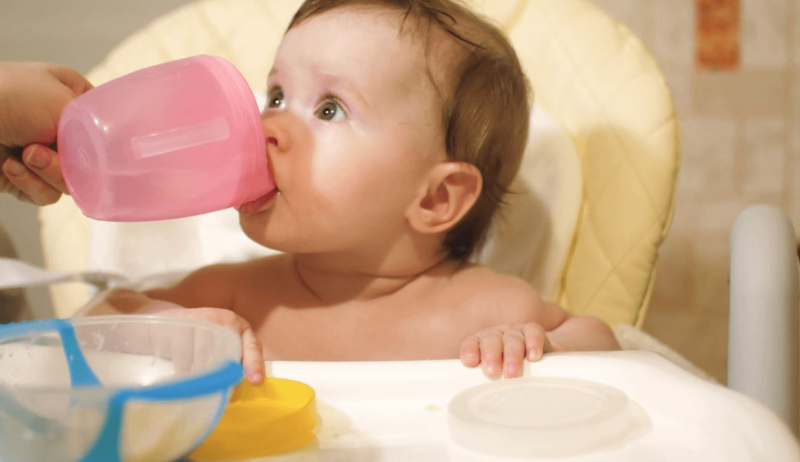 Mennyi vizet kell adni a csecsemőknek?