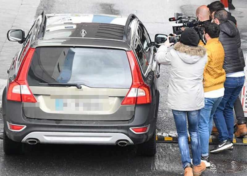 Kenan imirzalıoğlu, aki beült az autójába, elment onnan.