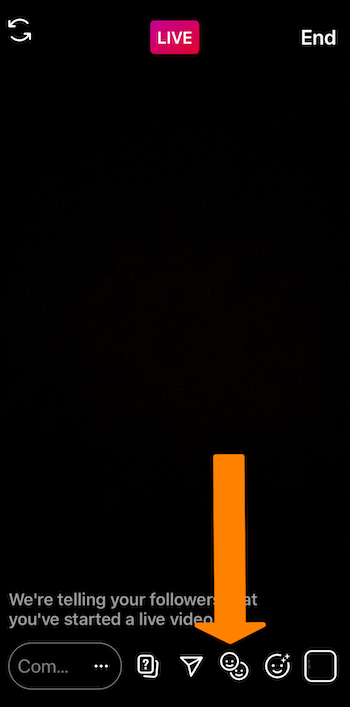 képernyőkép egy Instagram Live közvetítésről narancssárga nyíllal, amely a képernyő alján lévő mosolygó arcok ikonra mutat