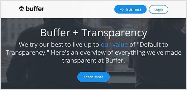 A vállalat radikális átláthatóságát biztosító Buffer weboldal sötét háttérrel rendelkezik, amelyen a legjobban igyekszünk megfelelni az átláthatóság alapértelmezett értékeinek. Itt van egy áttekintés mindarról, amit átlátszóvá tettünk a pufferben. A szöveg alatt egy kék További információ gomb jelenik meg.
