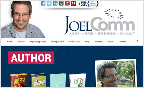 A Joel Comm honlapján Joel fényképe látható, amely mosolyog, és hétköznapi, világoskék gombos inget és alatta világosszürke pólót visel. A navigáció az otthoni, a szerzői, a főelőadó, a vállalkozó, a tanácsadó, a blog, a podcast, a névjegy és a kapcsolat lehetőségeit tartalmazza. A navigáció alatti csúszka kép kiemeli az általa írt könyveket.