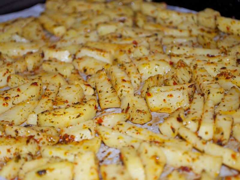 Hogyan készítsünk fűszeres burgonyát a sütőben? A legegyszerűbben sült fűszeres burgonya recept