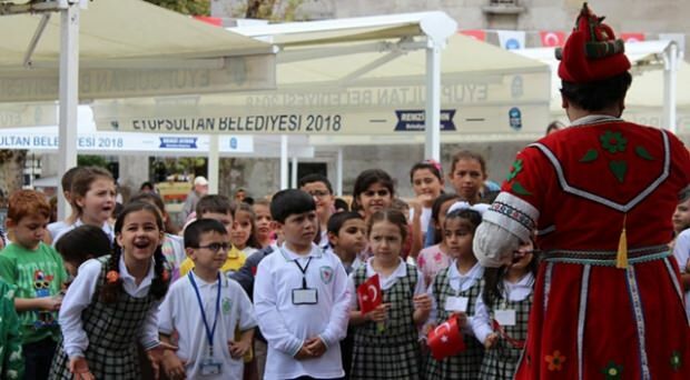 A gyerekek 500 éves oszmán hagyományokkal kezdték meg az iskolát
