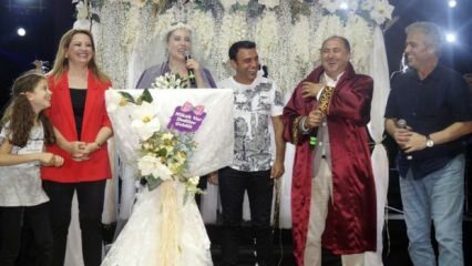Meglepetés esküvő a színpadon: Funda Arar