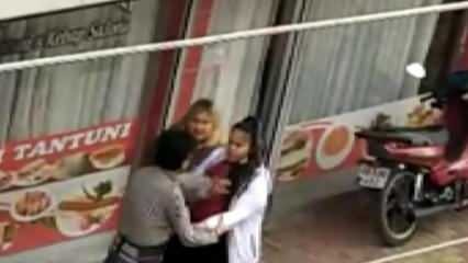 Két nővér megvert egy férfit az utcán