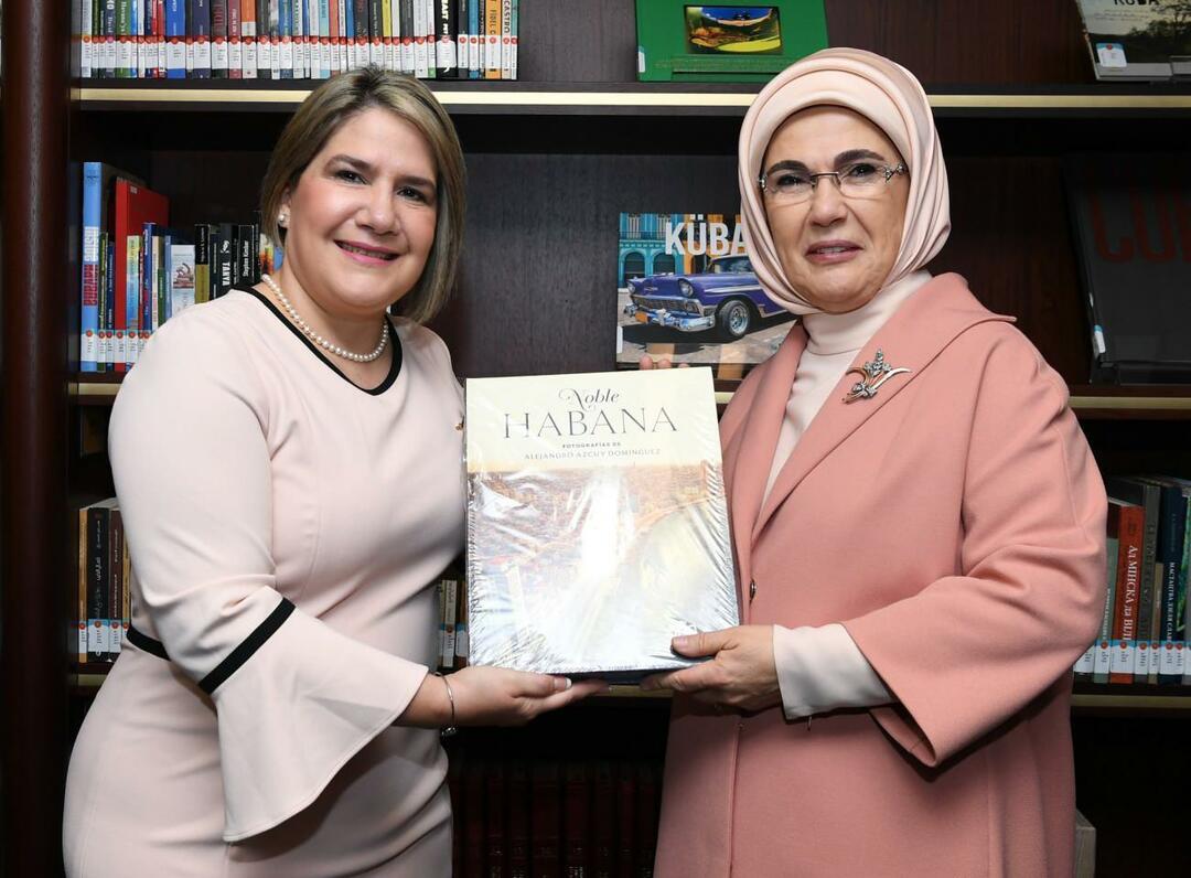 Emine Erdogan és Lis Cuesta Peraza