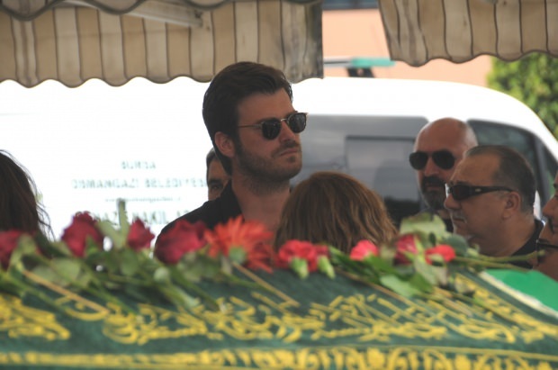 Tativanug Kivanc a Szűz apja temetésén