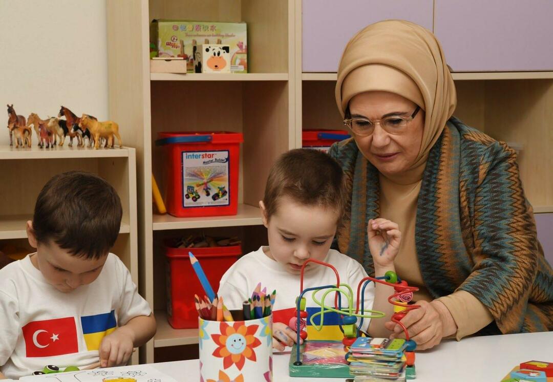 Emine Erdogan ukrán gyerekekkel játszott