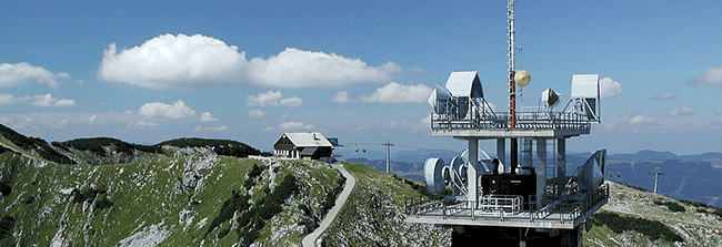 rádió-torony egy hegyen, Ausztriában