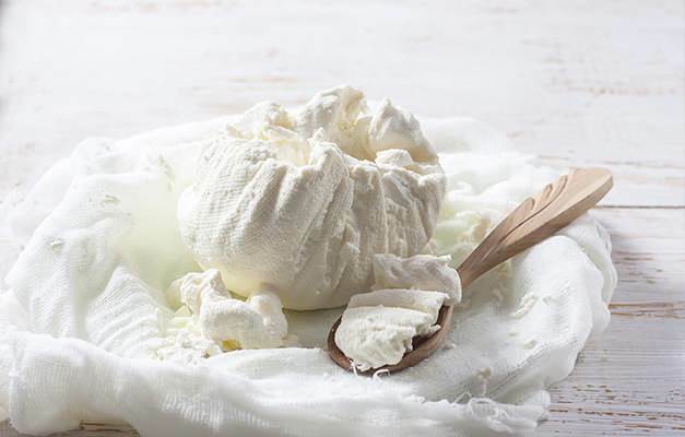 Hogyan kell használni a cheeseclothet sajt és leszűrt joghurt készítésekor
