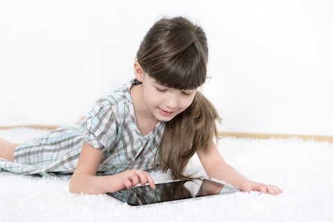 kislány játszik egy tabletta - stock fotó 23514521