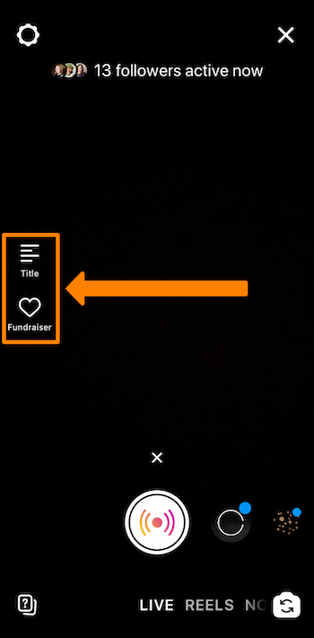 képernyőkép egy Instagram Live közvetítésről, amelyen a cím és az adománygyűjtés ikonjai narancssárga színben vannak körözve