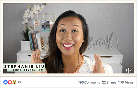 Ez egy képernyőkép Stephanie Liu-ról egy Facebook élő videóban. A nézők válluktól láthatják Stephanie-t. Stephanie ázsiai nő, fekete haja lóg a válla alatt. Mosolyog és sminkel, fehér inget visel barack és fekete absztrakt mintával. A bal alsó sarokban világos zöld háttéren a fekete szöveg: „Stephanie Liu, Lights Camera Live”. Élő videójának háttere egy szürke szoba, fehér asztallal. Az íróasztalon könyvek és egy fehér orchidea egy négyzet alakú, fehér edényben. A „hé” betűket tartalmazó fehér neontábla is az íróasztalon ül, és ki van kapcsolva. Az élő videó 77 reakciót, 196 megjegyzést, 22 megosztást és 1,7 ezer megtekintést tartalmaz.