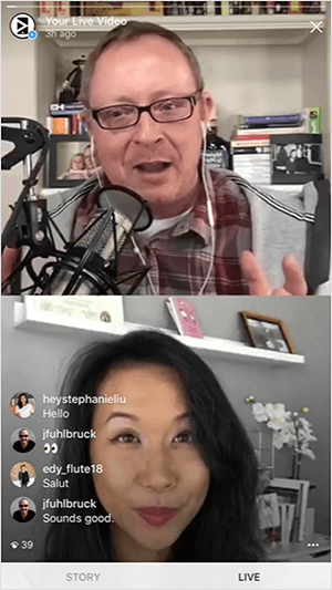 Ez egy képernyőkép az Instagram Live videóról Todd Berginnel és Stephanie Liu-val. A felső keret Todd mellkasától felfelé mutat. Barna hajú, fehér férfi, barna és szürke kockás inget, fekete keretes szemüveget visel. Fehér fejhallgatót használ, és profi mikrofonba beszél. A háttér egy könyvespolc egy otthoni stúdióban. Az alsó keret Stephanie-t mutatja az állától felfelé. Ázsiai nő, hosszú, fekete haja kopott, és sminkel. A háttér szürke fal, fehér képkeret-párkánnyal, az alsó polcon pedig egy váza fehér virággal. A bal alsó sarokban az élő videók nézői megjegyzései köszönti a házigazdákat és a többi nézőt.