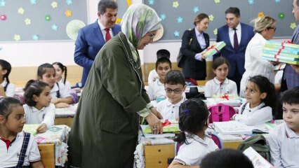 Erdoğan első asszony notebookokat osztott ki a diákoknak!