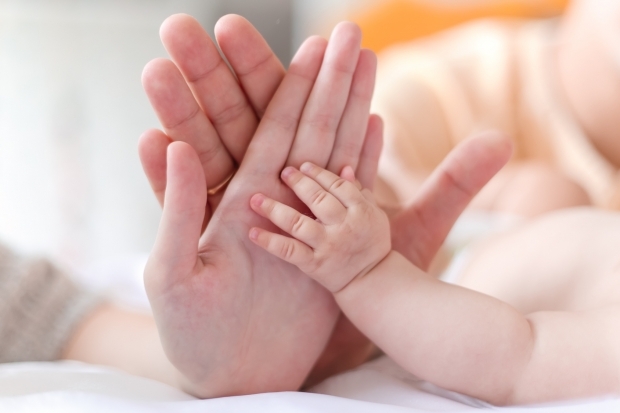 Miért hideg a csecsemők keze?