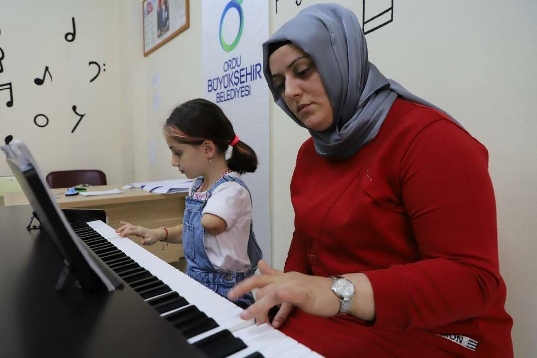 Zeynep az anyjával tanul zongorázni