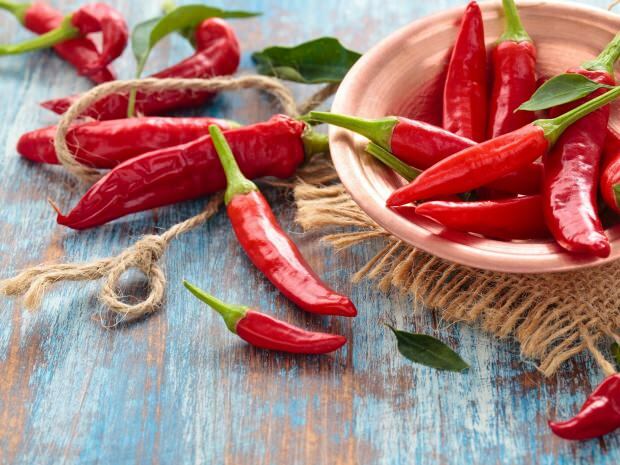 A szárított chili paprika keserűsége a nap hatására megnő