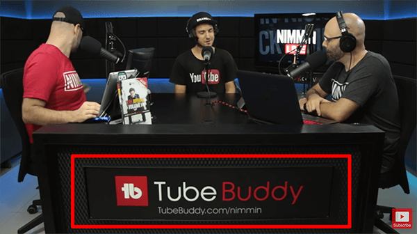 Ez egy képernyőkép a Nimmin Live és Nick Nimmin élő közvetítéséből. Az élő közvetítés stúdiójának asztala azt mutatja, hogy a TubeBuddy szponzorálja a műsort.