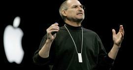 Elárverezték az Apple-alapító Steve Jobs papucsokat! Rekord áron eladó