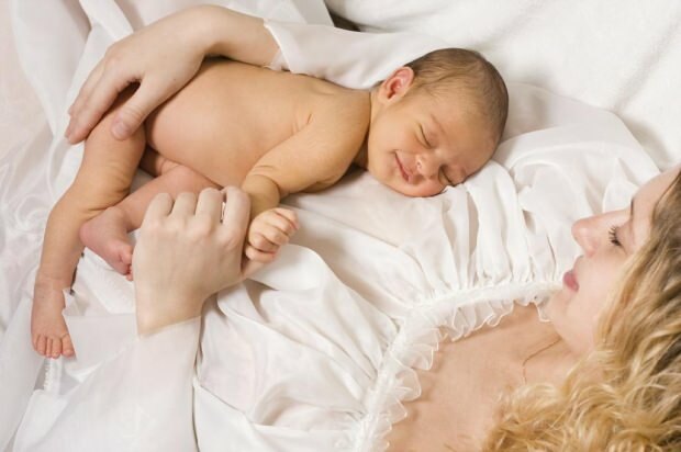 Mennyit kell újszülöttet szoptatni naponta?