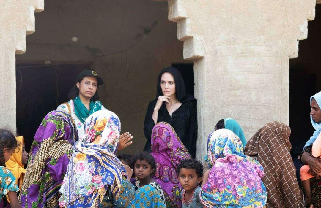 Angelina Jolie a nemzetközi közösséghez fordult, hogy segítsen Pakisztánban.