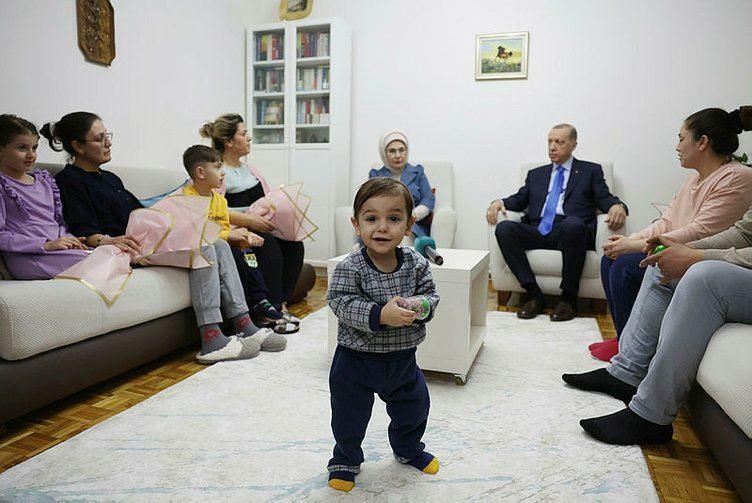 Recep Tayyip Erdoğan elnök és felesége, Emine Erdoğan meglátogatta a földrengést túlélő családot