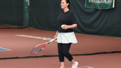 Hülya Avşar teniszezett otthonában!