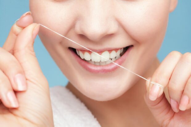 Javasolt a fogselymet használni a fogak közötti maradványok eltávolításához.