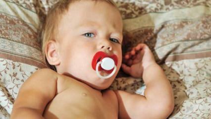 Káros-e rázni a babákat felállva? Hogyan hagyhatunk egy állandó lengő szokást?
