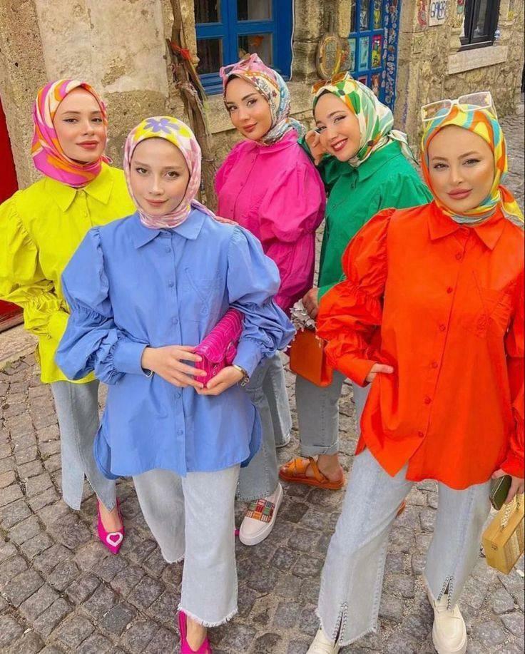 Hidzsáb kontrasztos színű divat