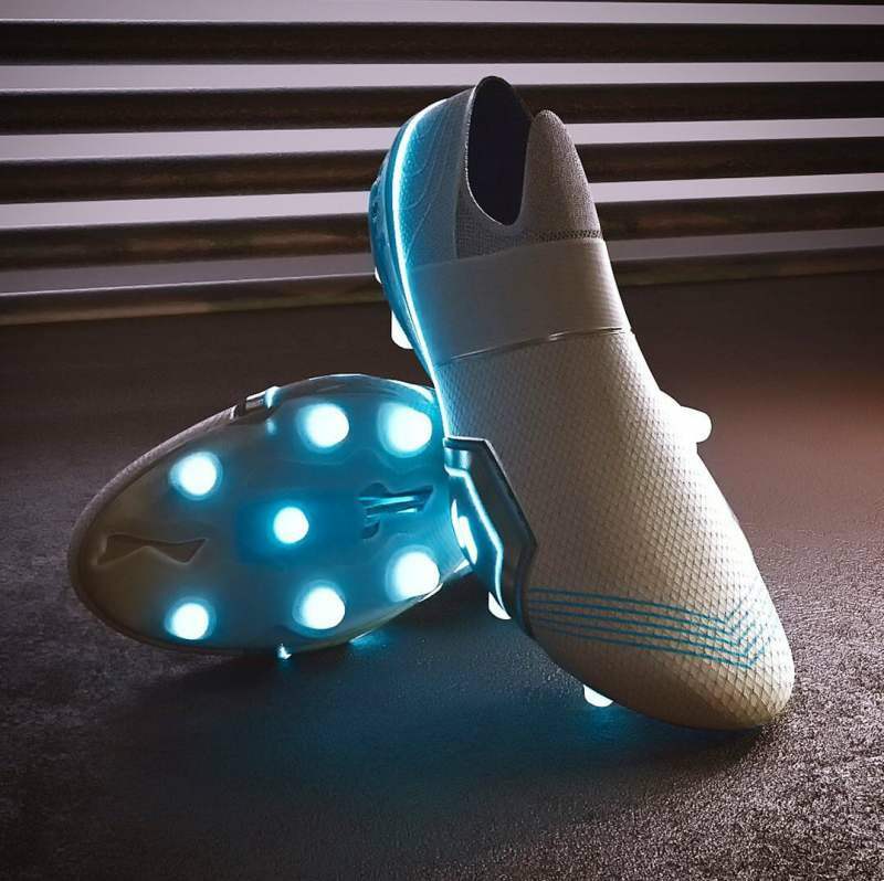'Tesla' cipő a Nike-tól és az Adidas tervezőjétől