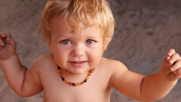 A sárga nyaklánc előnyei csecsemők számára