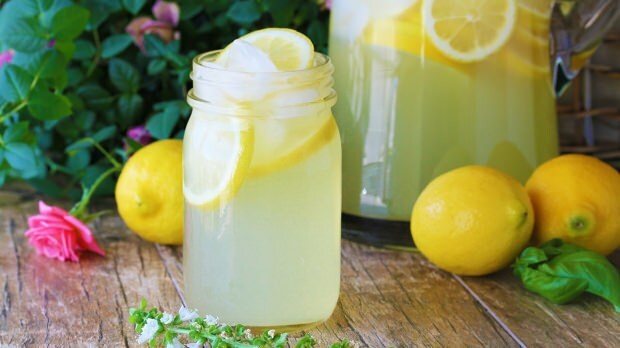 Mi történik, ha rendszeresen iszunk citrom vizet? Milyen előnyei vannak a citromlének?
