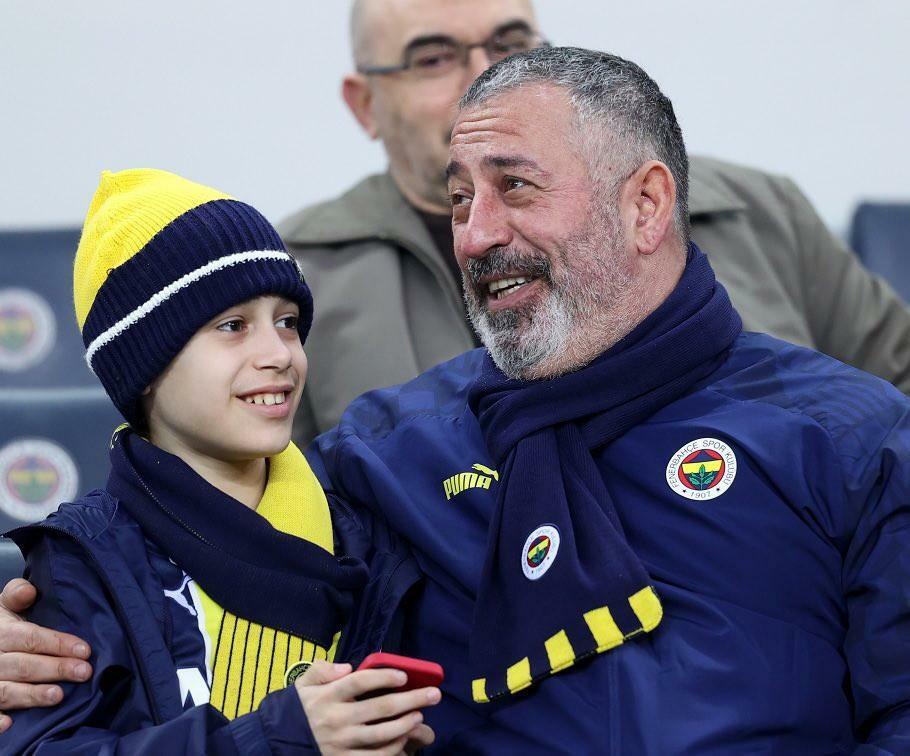 Cem Yılmaz fiával nézte a Fenerbahçe-Galatasaray meccset