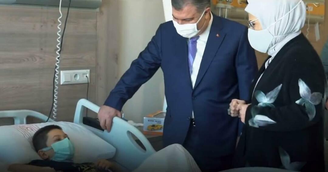 Emine Erdoğan rákos gyerekeket látogatott meg Fahrettin Kocával