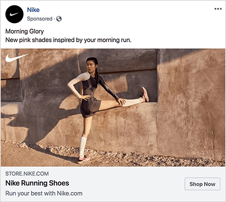 Ez a Nike futócipő Facebook-hirdetése. A hirdetés szövege a következőt írja: „Reggeli dicsőség”, a következő sorban pedig: „Új rózsaszín árnyalatok, amelyeket a reggeli futás ihletett.” A hirdetési fotón egy ázsiai nő nyújtózik, egyik lábát egyenesen kinyújtva, lábát egy párkányon, másik lábát pedig a talaj. Felső fele oldalra kanyarodik. Rózsaszín Nike futócipőt, fehér térdzoknit, sötétszürke futónadrágot és harisnyatartót visel. A haja fel van húzva. Piszok ösvényen van egy stukkó vagy földes megjelenésű épület előtt. Talia Wolf szerint a Nike nagyszerű példa egy olyan márkára, amely érzelmeket használ a reklámozásban.
