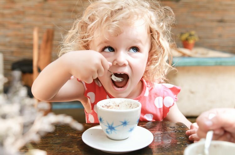Lehetnek a gyerekek kávét inni? Káros?