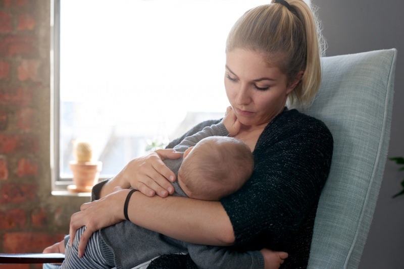 Hogyan lehet megérteni a csecsemők gázfájdalmait? Kólika tünetei