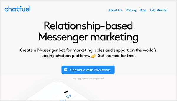 A Chatfuel kezdőlapján a cég neve kék szöveggel látható a bal felső sarokban. A jobb felső sarokban a következő navigációs opciók kék szöveggel is megjelennek: Rólunk, Árképzés, Blog és Első lépések. A weboldal felső közepén egy nagy fejléc fekete szöveggel írja a „Kapcsolat alapú Messenger marketing” kifejezést. A címsor alatt, szintén fekete szöveggel, két mondat található: „Hozzon létre egy Messenger botot a marketing, az értékesítés és a támogatás számára a világ vezető chatbot platformján. Kezdje ingyenesen." A szöveg alatt található egy kék gomb, amely azt írja: „Folytassa a Facebook-tal”. Mary Kathryn Johnson megjegyzi, hogy a Chatfuel egy olyan alkalmazás, amellyel Messenger botot hozhat létre.