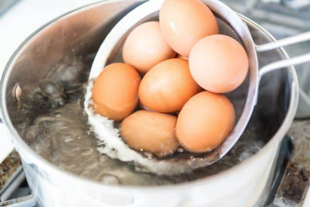 Hogyan lehet elrejteni a főtt tojást