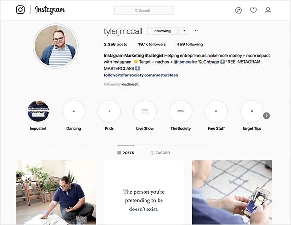 Tyler J. McCall Instagram-profilja szerint „Instagram Marketing stratéga segít a vállalkozóknak több pénzt keresni hatása az Instagramra. ” E szöveg után sárga szívhangulatjel jelenik meg, majd a „Target + nachos +“ szöveg a felhasználónév. Megjelenik egy házi hangulatjel, amelyet a „Chicago” szöveg követ. Ezenkívül az „INGYENES INSTAGRAM MASTERCLASS” szöveg két lefelé mutató nyíl hangulatjel között jelenik meg. A profiljában található link az általa népszerűsített ingyenes mesterkurzusra mutat. Balról jobbra a legfontosabbak: Imposter, Tánc, Büszkeség, Élő műsor, A társadalom, Ingyenes dolgok, Cél tippek.