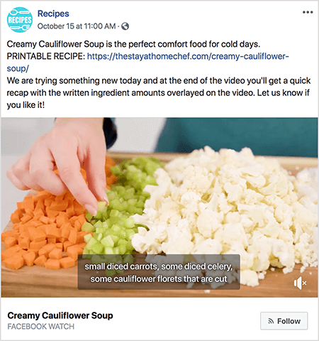 Ez egy képernyőkép egy videóról, amely feliratokat mutat. A videó Rachel Farnsworth Receptek című Facebook Watch című műsorából származik. A videóbejegyzés szövege ezt mondja: „A krémes karfiolleves tökéletes kényelmi étel hideg napokra. NYOMTATHATÓ RECEPT: https://thestayathomechef.com/creamy-cauliflower-soup/. Ma valami újat próbálunk ki, és a videó végén gyors összefoglalót kap a videóra írt írott összetevők mennyisége. Mondja el nekünk, ha tetszik! A videón továbbra is látható, ahogy egy fehér nő keze felvesz egy darab kockára vágott zellert egy vágódeszkáról. A vágáson kockákra vágott zöldségsorok vannak. Balról jobbra ezek a zöldségek sárgarépa, zeller és karfiol. A videófelirat szürke háttérrel és fehér szöveggel rendelkezik. Azt írja: „apró kockákra vágott sárgarépa, néhány kockára vágott zeller, néhány karfiolvirág, amelyet vágnak”. A bal alsó sarokban a videó címe, Krémes karfiol leves, vastag fekete szöveggel. A cím alatt szürke szöveges „Facebook Watch” látható. A jobb alsó sarokban egy világosszürke gomb található, amelyen RSS ikon található, és a Követés szöveg látható.
