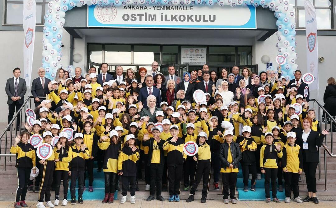 Emine Erdoğan ellátogatott az Ostim Általános Iskolába