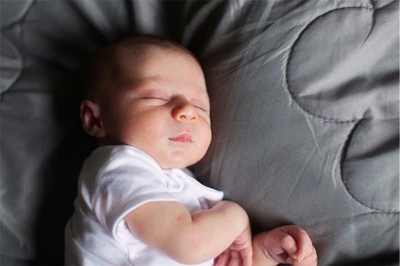 Káros-e rázni a babákat felállva? Állandó remegő alvásmód