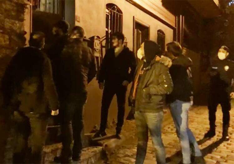 A rendőrök rajtaütnek Özge Özpice házába